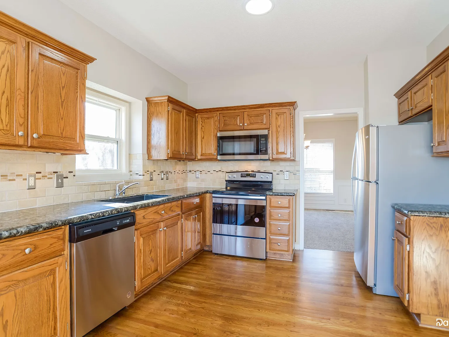 4 bed, 3.0 bath, 2426 sqft, $2,925 — Photo 3