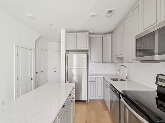 5th image of 627 E Girard Ave APT C3