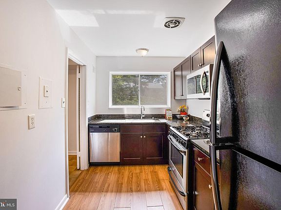 3rd image of 10661 Montrose Ave APT 104