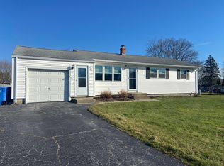 1 Squantum Ct, Middletown, RI 02842