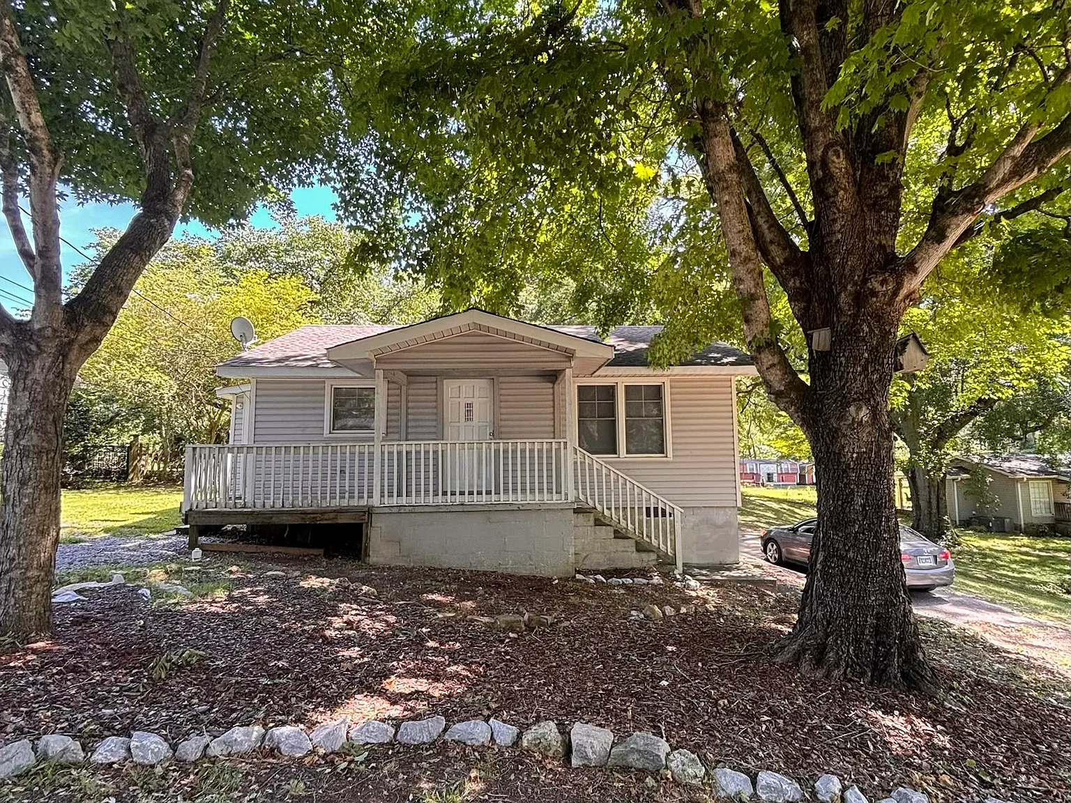 2 bed, 1.0 bath, 800 sqft, $1,300 — Photo 2