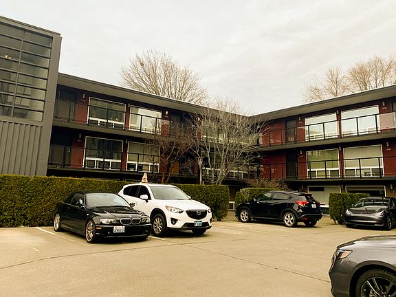 3rd image of 752 Bellevue Ave E APT 107