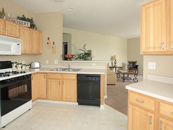 Kitchen w/lots of work space