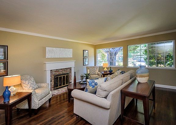 living roomPhoto Caption