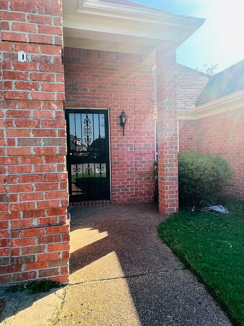 Fenced in back yard! Split bedroom floor plan! Pets are owner's approval, fees do apply. — Photo 3