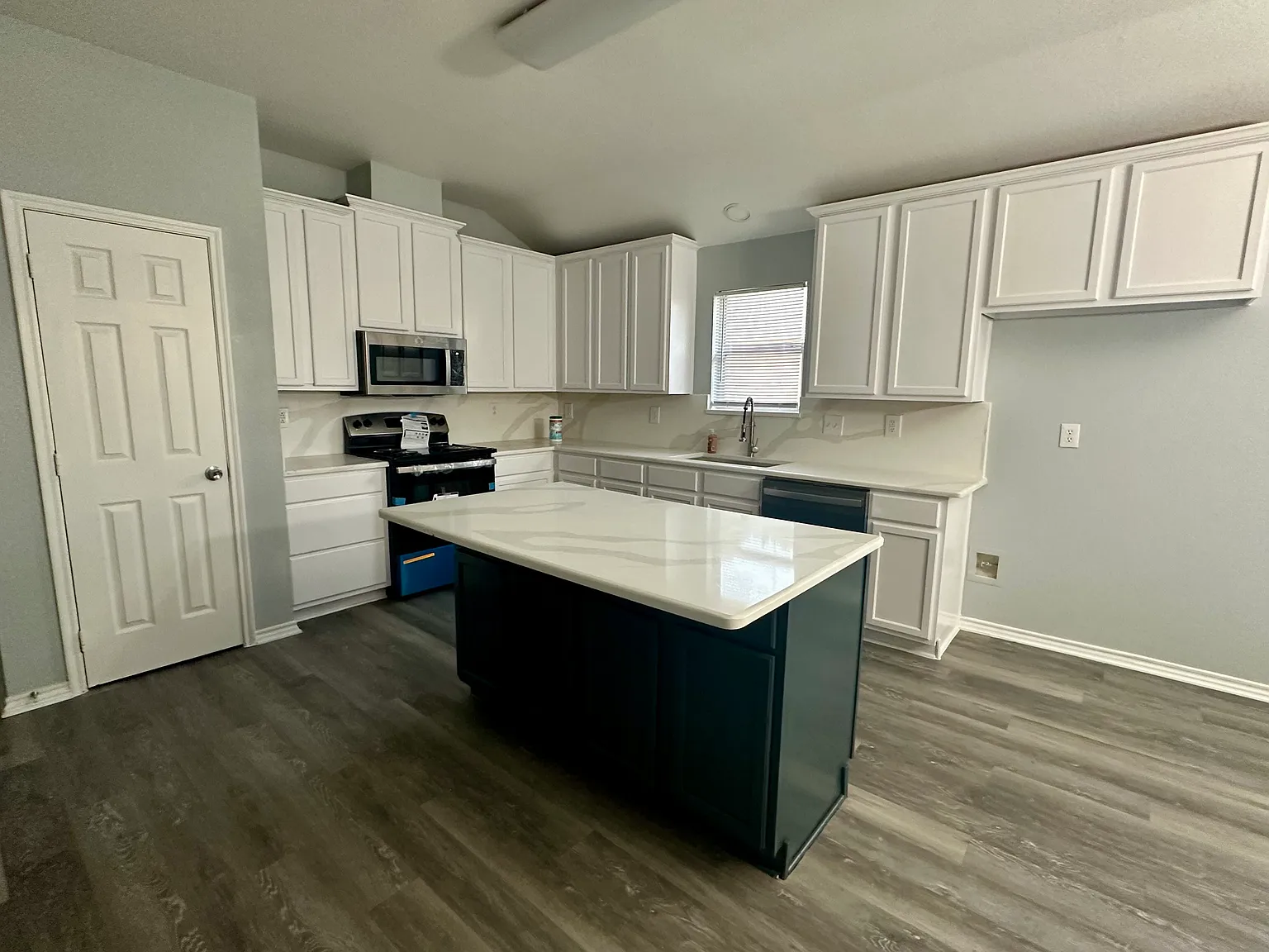 4 bed, 2033 sqft, $2,500 — Photo 2