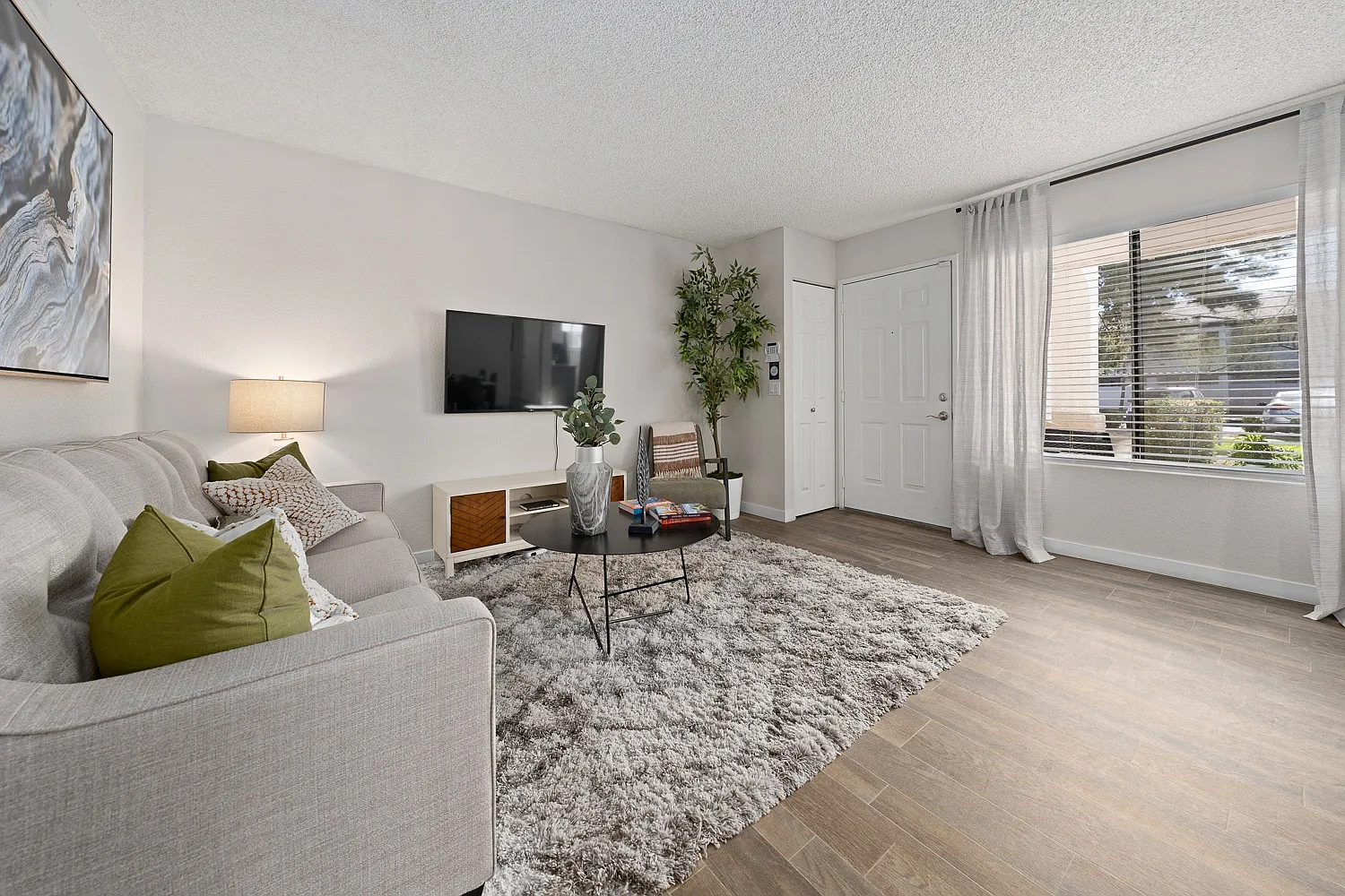 Solas Glendale — Photo 3