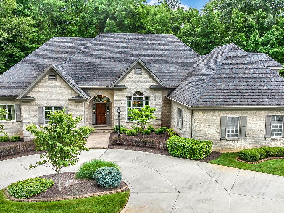 1st image of 924 Woodcrest Way