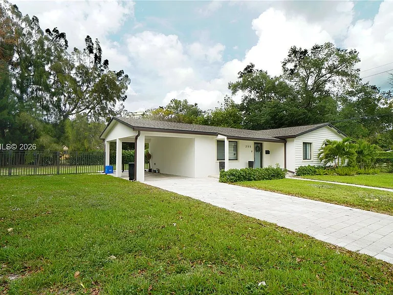 256 Grant Dr — Photo 2
