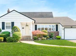 558 N Hawthorne St, Massapequa, NY 11758