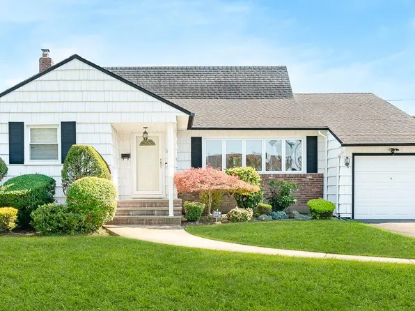 558 N Hawthorne Street, Massapequa, NY 11758