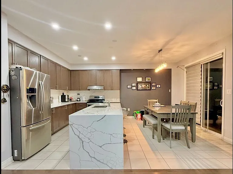 385 Royal West Dr #UPPER — Photo 3
