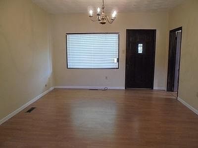 3rd image of 213 Oak St