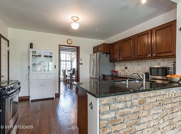5th image of 205 S Drury Ln