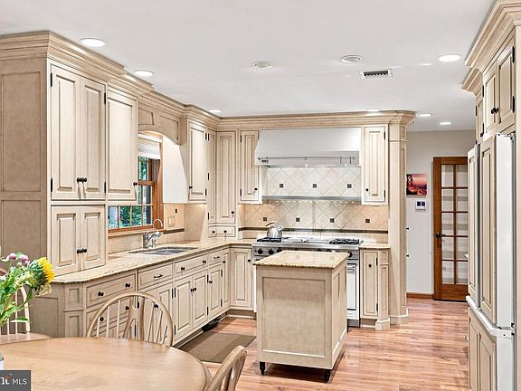 2nd image of 1200 Ash Ln