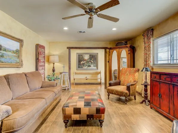 2031 College Ave, Levelland, TX 79336