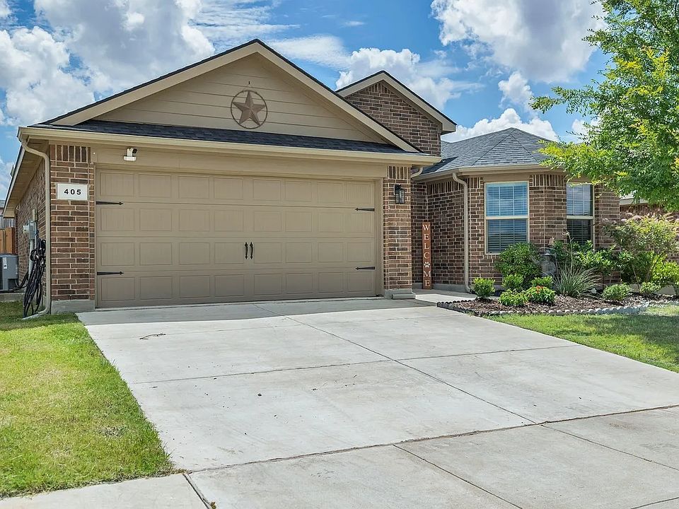 Welcome Home! Front Yard View.