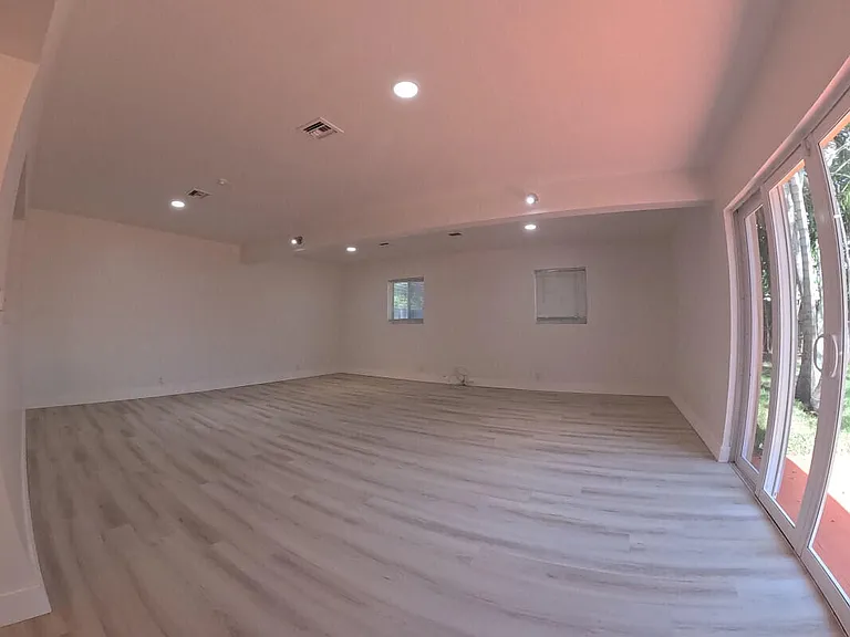 2300 Cleveland St — Photo 2