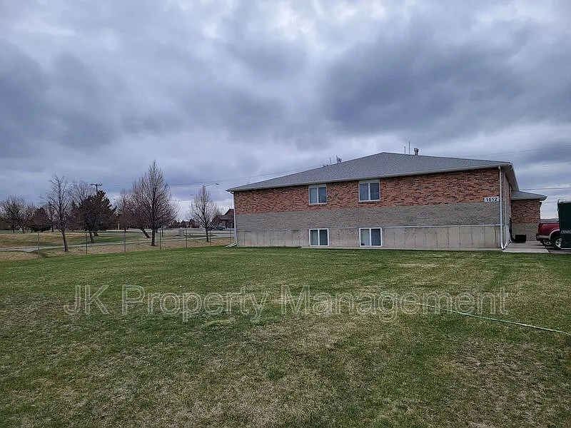 2 bed, 1.0 bath, 1008 sqft, $1,299 — Photo 3