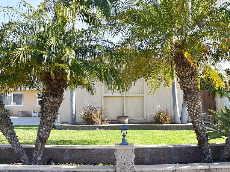 2318 E Coolidge Ave — Photo 54