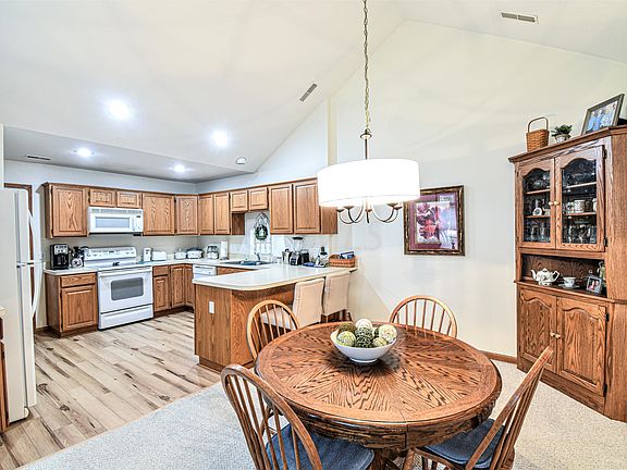 4th image of 18 Coventry Ct