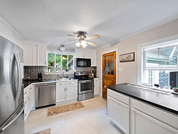 3rd image of 285 Raynor Ave