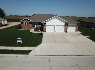 302 E Plum St, Doniphan, NE 68832