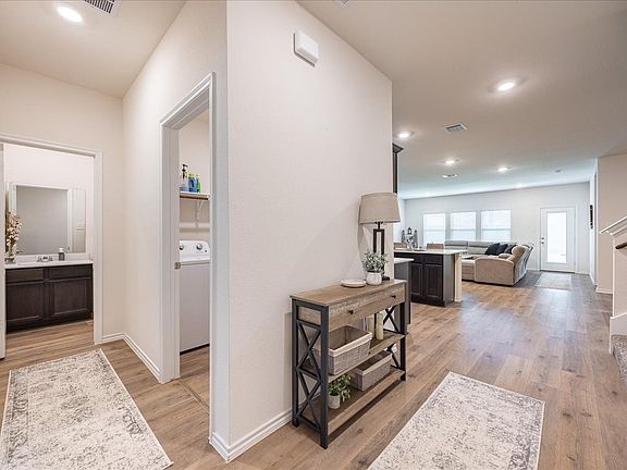 4th image of 729 Amelia Ct