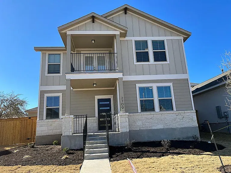 4 bed, 2039 sqft, $2,200 — Photo 3