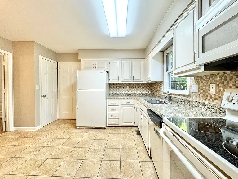 2015 Warwickshire Dr — Photo 10