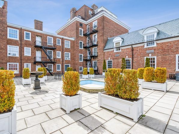 31 Palmer Sq W APT B