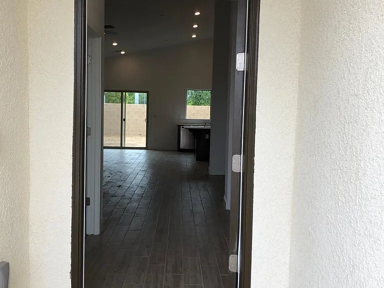355 N McArthur Ave — Photo 2