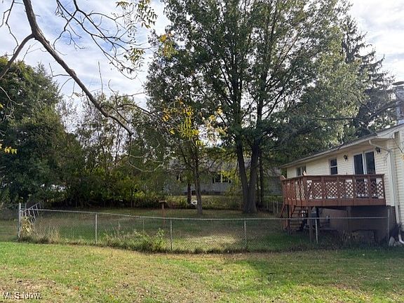 4th image of 835 Marilyn Dr