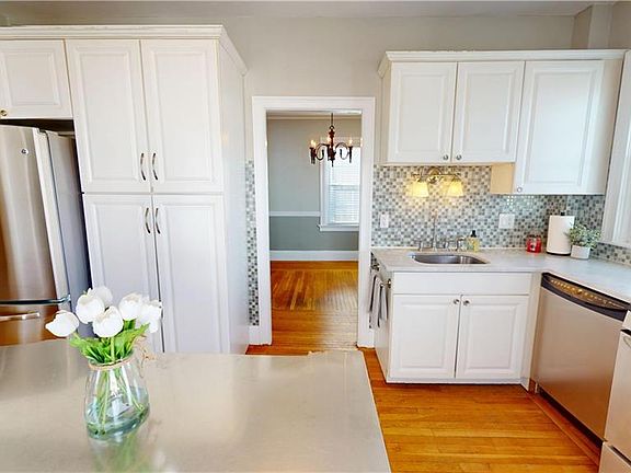4th image of 69 Burgess Ave