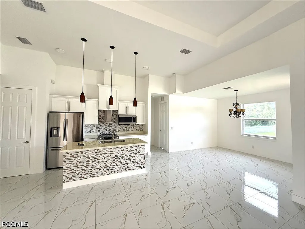 3 bed, 2.0 bath, 1793 sqft, $2,300 — Photo 4