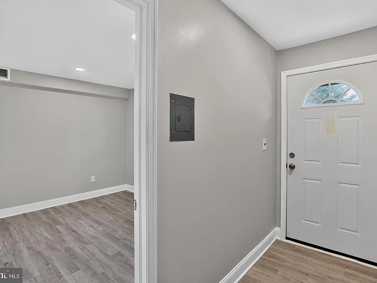 1807 Silver Ct — Photo 24