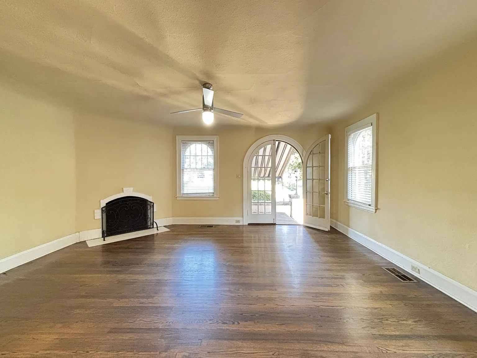 3 bed, 1.5 bath, 1727 sqft, $1,725 — Photo 4