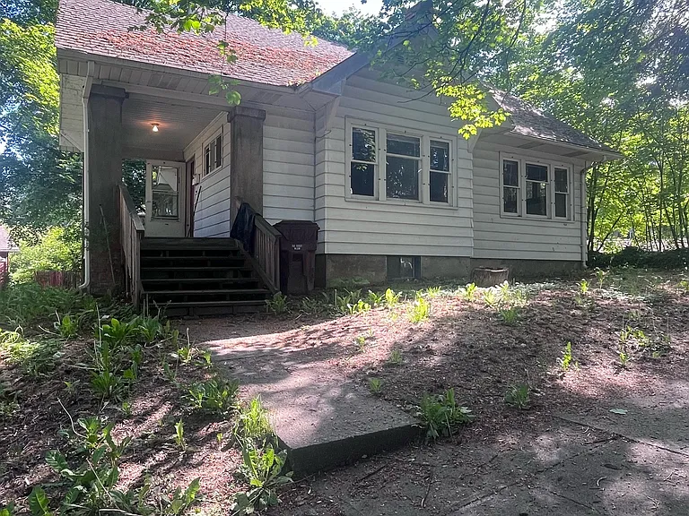 410 NE Colorado St — Photo 2