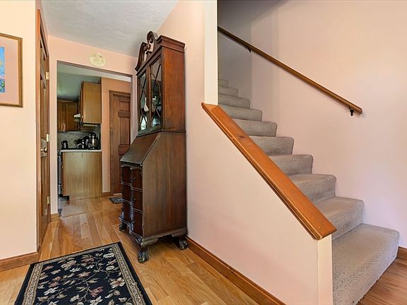 3rd image of 6 Meadow Ln