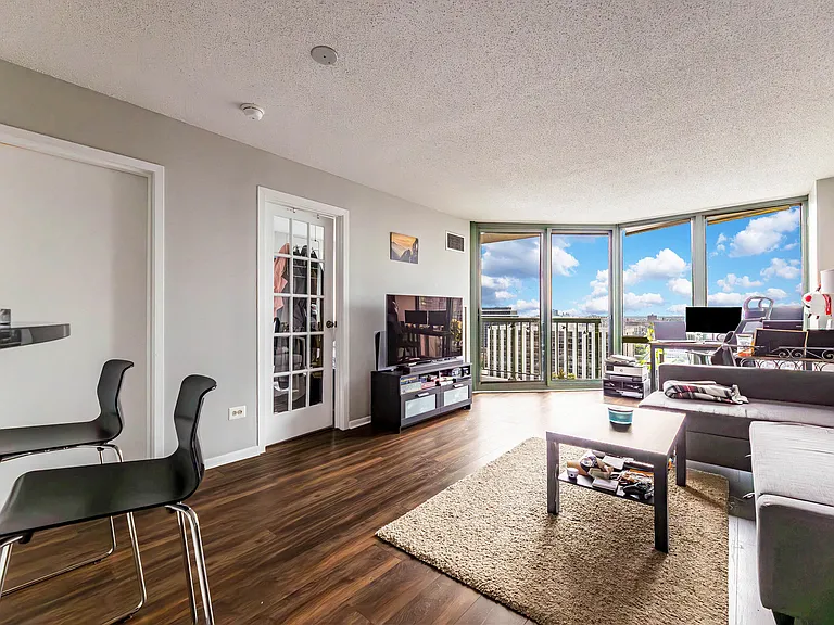 111 W Maple St #1611 — Photo 2