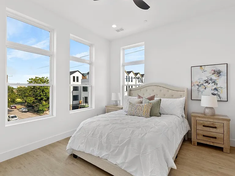 723 W 10th St #101 — Photo 21