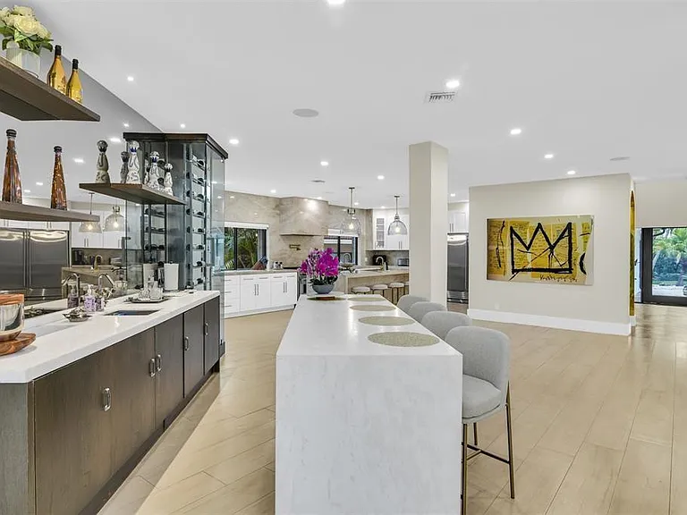 319 S Riverside Dr — Photo 13