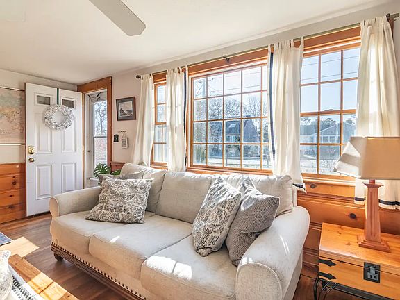 3rd image of 22 Evergreen St
