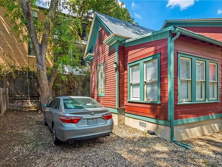 209 E 31st St — Photo 3