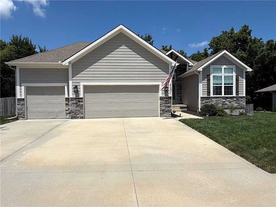 1st image of 1406 NW Burr Oak Ln