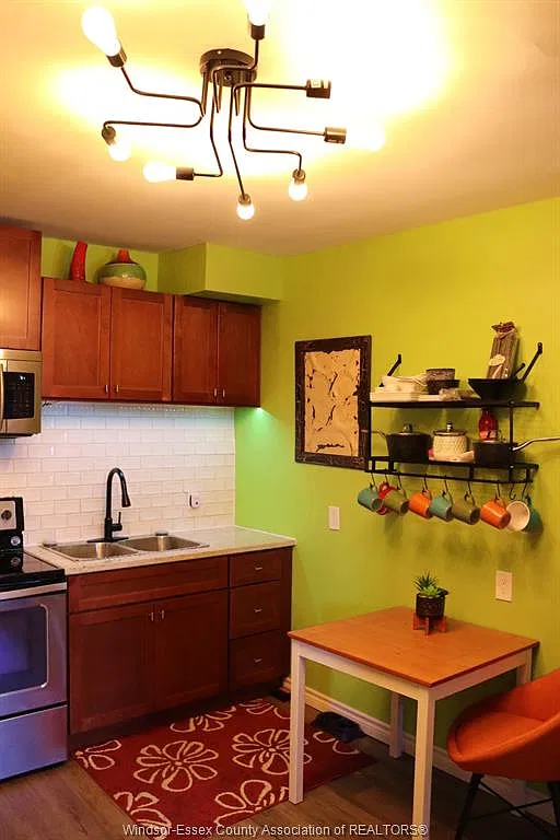 809 Erie St E — Photo 2