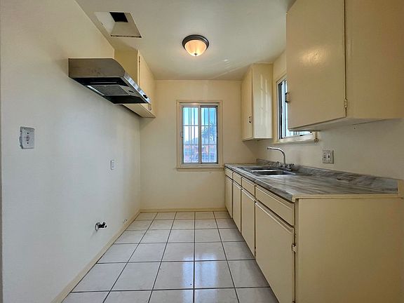 4th image of 1307 W 101st St #1311
