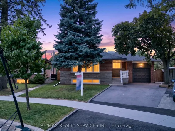 18 Spencely Ct, Toronto, ON M9P 1N5