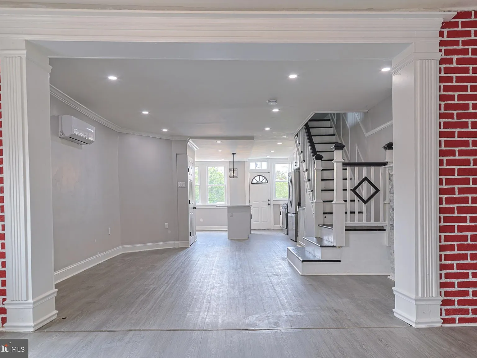 3 bed, 1.5 bath, 1152 sqft, $2,300 — Photo 2