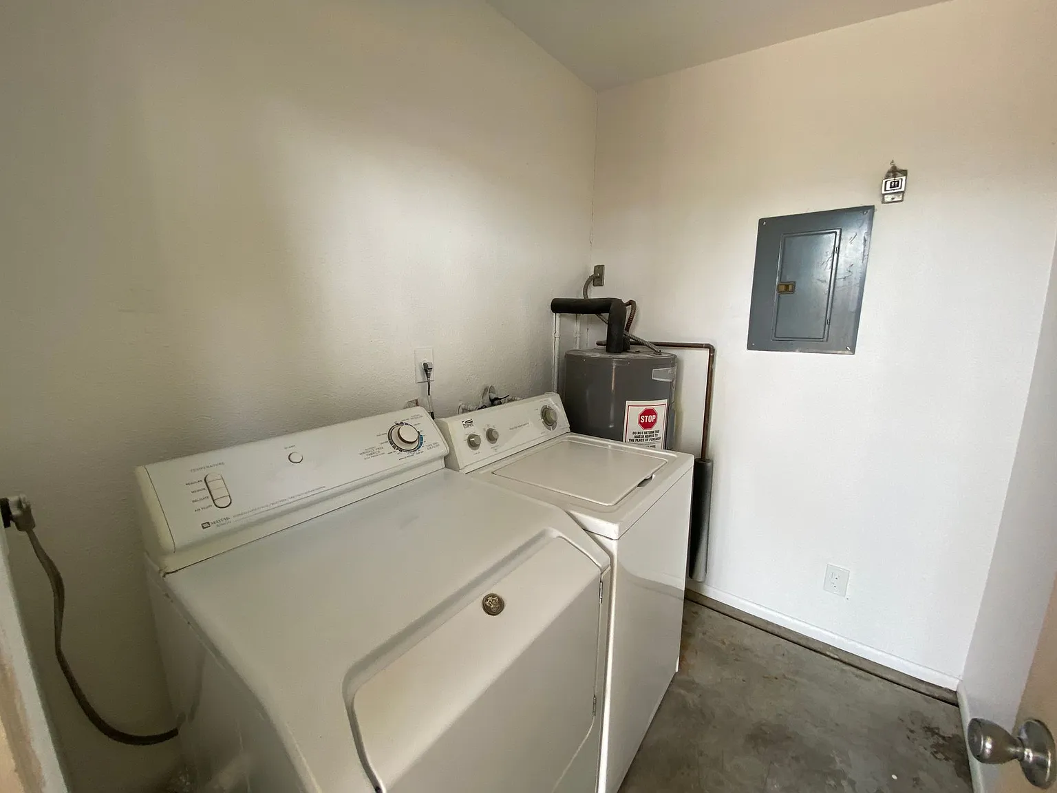 Gorgeous Townhouse with Private Yard and Washer and Dryer Available! — Photo 3